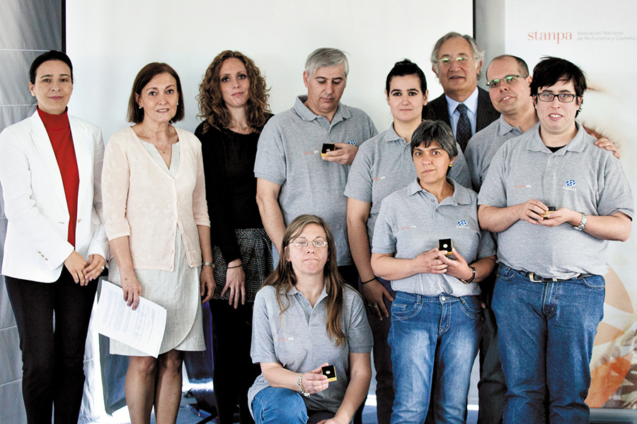 الذكرى السنوية الأولى لمؤسسة ستانبا (26/04/2013) | من اليسار إلى اليمين (أدناه): السيدة كارمن بلازا (مدير تكافؤ الفرص)، والسيد بيلار كايرو(مدير مؤسسة ستانبا)، جيما ورينزا (مدير قسم الإنتاج والجودة بشركة المستلزمات الإسبانية)، إينيجو كريسبو (شركة المستلزمات الإسبانية)، ولوس أغيليرا (شركة المستلزمات الإسبانية)، استيبان روديس (رئيس مؤسسة ستانبا) وإميليو ريفاس (شركة المستلزمات الإسبانية). من اليسار إلى اليمين (أعلاه): سيلفيا كورونادو وراكيل دياز وروبن فلوريس، من موظفى قسم الإنتاج بشركة المستلزمات الإسبانية.